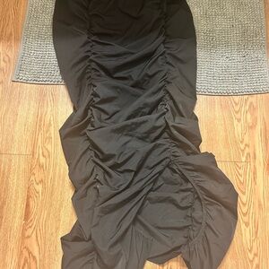 Elastic waistband long skirt definitely made for taller people (I’m 5’2’)